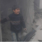 Niño entre ruinas tras un bombardeo en Guta Oriental, Siria