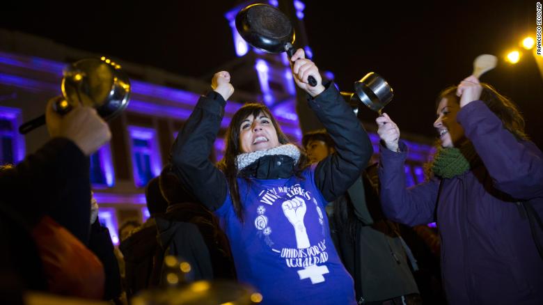 'Cacerolada' en la Puerta del Sol, en el centro de Madrid (España) al comienzo de la huelga feminista de 24 horas. (Crédito: AP Photo/Francisco Seco)