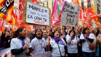 Los manifestantes sostienen una pancarta que dice "Manolo, hoy te haces la cena tu solo" durante la huelga de un día en Barcelona. (Crédito: LLUIS GENE/AFP/Getty Images)