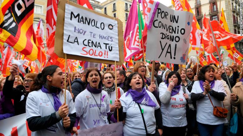 Los manifestantes sostienen una pancarta que dice "Manolo, hoy te haces la cena tu solo" durante la huelga de un día en Barcelona. (Crédito: LLUIS GENE/AFP/Getty Images)