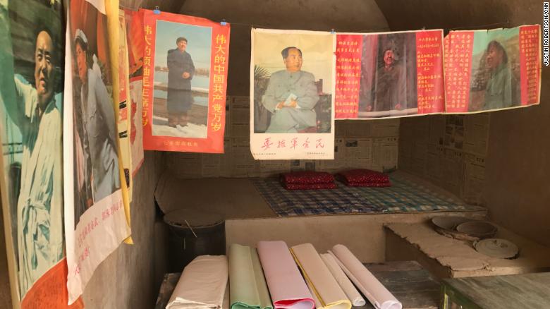 Los carteles de Mao Zedong y otros artículos reproducidos de la era de la Revolución Cultural se exhiben en varias "casas cueva" en las que Xi vivió en la aldea.