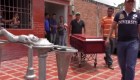 Familiares reconocen los cadáveres del incendio en la cárcel de Venezuela