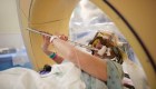 Esta mujer tocó la flauta mientras le operaban el cerebro