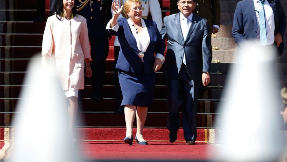 Chile's outgoing President Michelle Bachelet (C) waves as she leaves the Congress in Valparaiso, Chile, after the swearing-in ceremony of Chilean new President Sebastian Pinera (out of frame), on March 11, 2018. Rightwing billionaire businessman Pinera was sworn in as the new president of Chile for the second time. / AFP PHOTO / PABLO VERA LISPERGUER (Photo credit should read PABLO VERA LISPERGUER/AFP/Getty Images)Chile's outgoing President Michelle Bachelet (C) waves as she leaves the Congress in Valparaiso, Chile, after the swearing-in ceremony of Chilean new President Sebastian Pinera (out of frame), on March 11, 2018. Rightwing billionaire businessman Pinera was sworn in as the new president of Chile for the second time. / AFP PHOTO / PABLO VERA LISPERGUER (Photo credit should read PABLO VERA LISPERGUER/AFP/Getty Images)