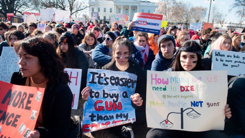 Thousands of local students sit for 17 minutes in honor of the 17 students killed last month in a high school shooting in Florida, during a nationwide student walkout for gun control in front the White House in Washington, DC, March 14, 2018. / AFP PHOTO / SAUL LOEB (Photo credit should read SAUL LOEB/AFP/Getty Images)