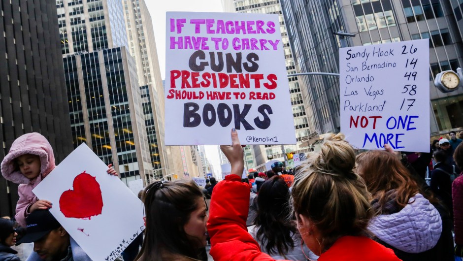 "Si los profesores tienen que llevar armas, el presidente debería tener que leer libros". Cartel en la Marcha por Nuestras Vidas en Nueva York.(Crédito: EDUARDO MUNOZ ALVAREZ/AFP/Getty Images)