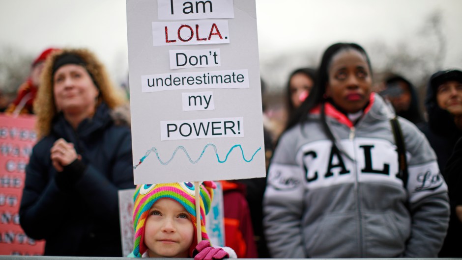 "Soy Lola. No subestimes mi poder". Cartel de una niña en la Marcha por Nuestras Vidas de Chicago. (Crédito: Jim Young/Getty Images)