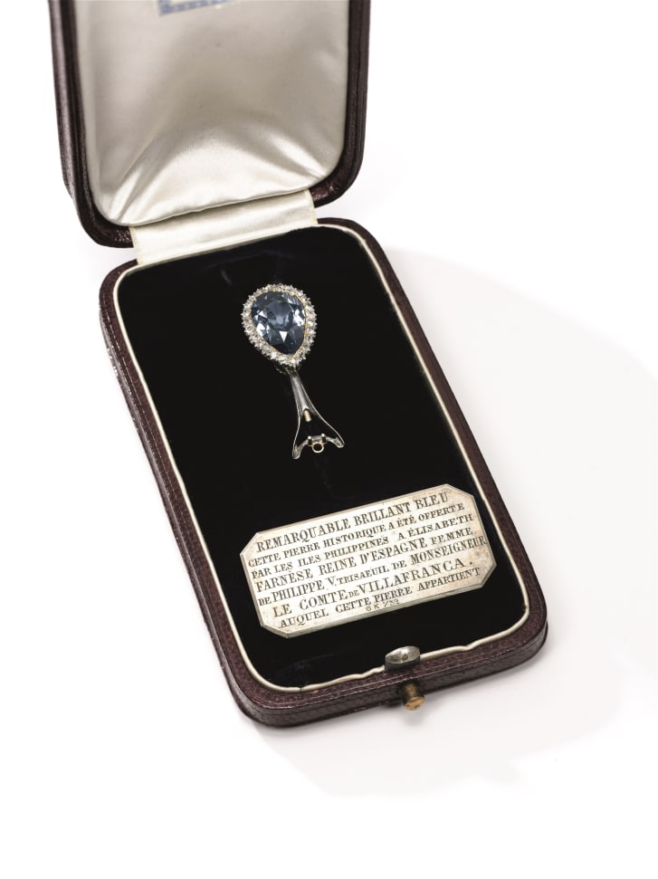 El diamante de Farnesio se vende con un accesorio desmontable, una caja y una placa que explica su procedencia. Crédito: cortesía de Sotheby's