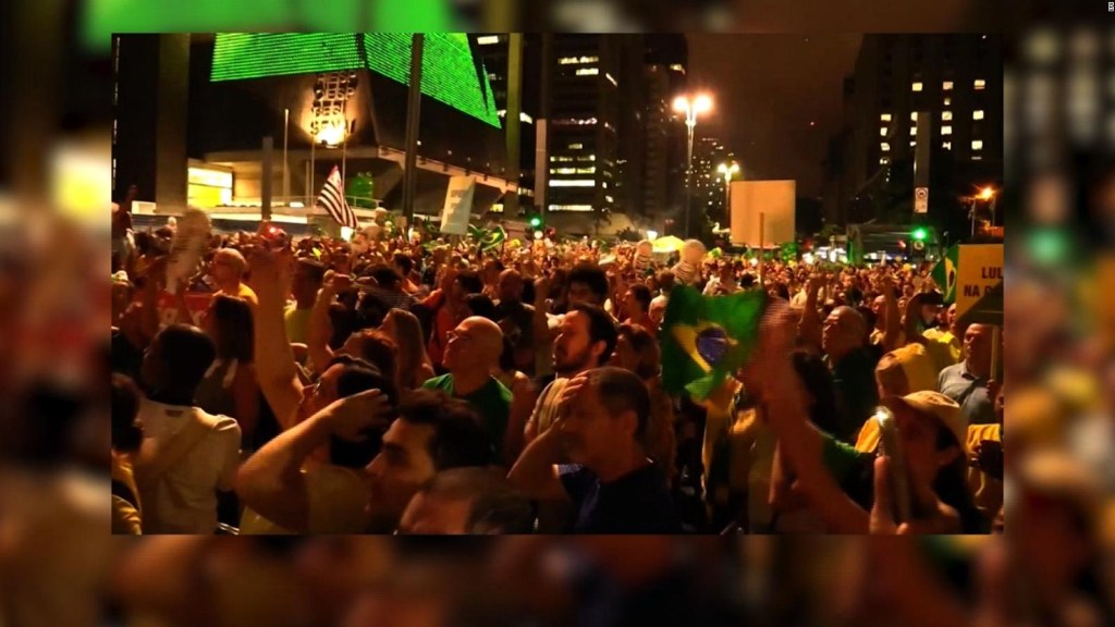 Cientos se manifiestan a favor de la prisión para Lula Da Silva