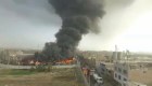 Incendio consume depósito de neumáticos en Lima