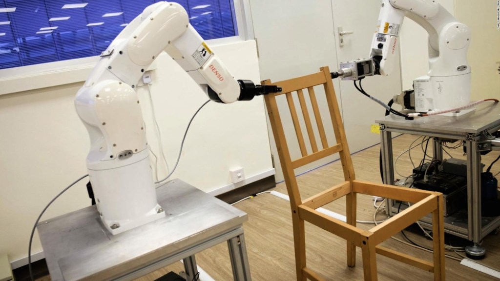 Robot logra armar silla de Ikea en 9 minutos