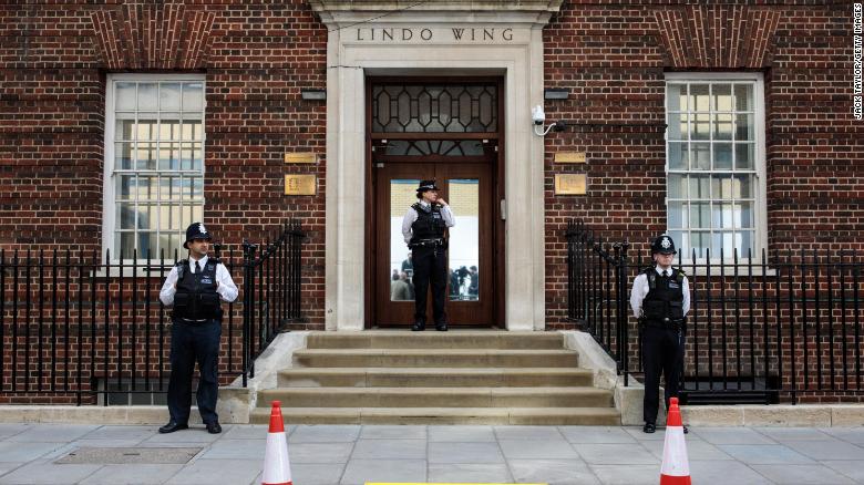 Agentes custodian la puerta del hospital St Mary en Londres, donde la duquesa de Cambridge dio a luz a su tercer bebé el 23 de abril de 2018. (Crédito: Jack Taylor/Getty Images)