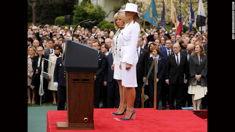Melania Trump junto a Brigitte Macron en la visita de Estado de Francia en Estados Unidos.