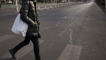 China rocía con agua a los peatones imprudentes