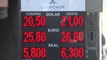 Peso argentino continúa devaluándose frente al dólar