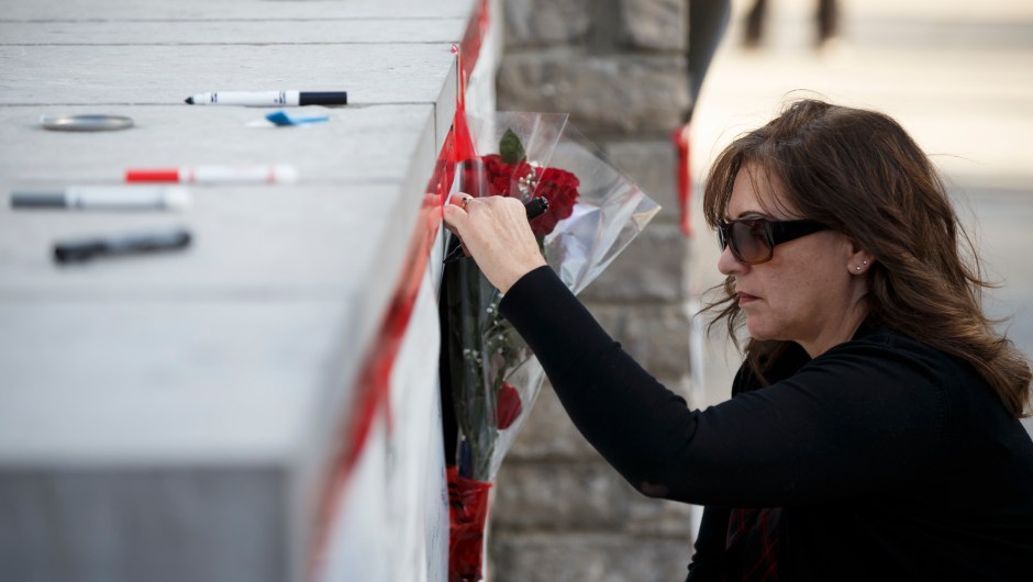 Una mujer firma una de las tarjetas en recuerdo a las víctimas mortales poco después del atropello masivo en Toronto (Canadá) el 23 de abril de 2018. (Crédito: Cole Burston/Getty Images)