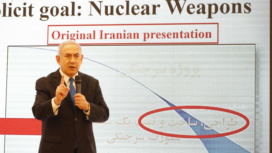 Benjamin Netanyahu durante la presentación en la que acusó a Irán de mentir sobre su programa nuclear el lunes 30 de abril de 2018. (Crédito: JACK GUEZ/AFP/Getty Images)