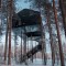1.- Treehotel, Suecia. Escondido entre bosques silenciosos y bancos de nieve en la Laponia sueca, a una hora de vuelo al norte de Estocolmo, se encuentra Treehotel. Mientras se camina por el bosque, los viajeros pueden ver un cubo en forma de espejo o un OVNI en la distancia: dos de las siete cabañas del refugio, cada una suspendida entre las ramas de los árboles.