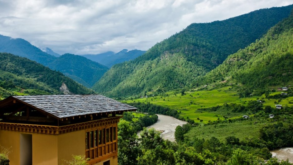 5.- COMO Uma Punakha, Bután. Con solo nueve habitaciones y dos villas, todas con vistas panorámicas del Himalaya, COMO Uma Punakha ofrece un refugio remoto en el corazón de Bután. Puede parecer en el medio de la nada, pero no hay riesgo. En su interior también hay un restaurante para tomar los platos típicos del país.