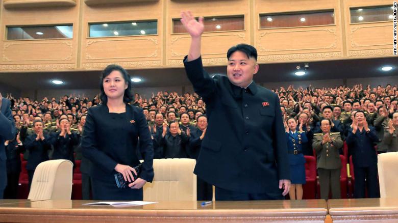 Una nueva foto publicada por los medios estatales de Corea del norte en mayor de 2013 muestra a Ri junto a Kim en una actuación en Pyongyang.