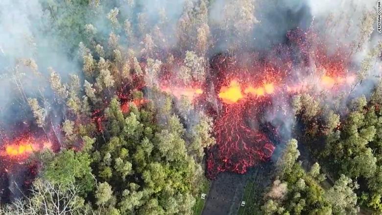 Se puede ver humo y lava en el suelo luego de la erupción del volcán Kilauea de Hawái el jueves 3 de mayo de 2018.