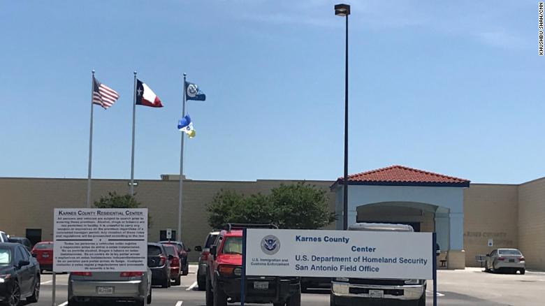 El Centro del Condado de Karnes alberga a mujeres y niños que buscan asilo en Estados Unidos.