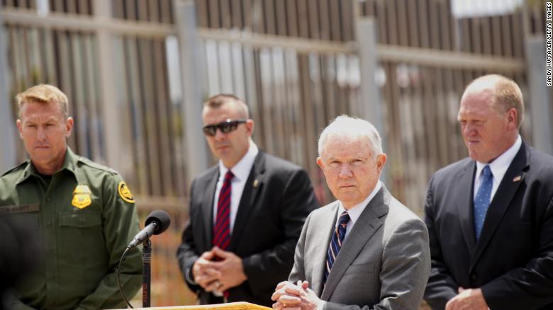 Jeff Sessions visitó la frontera en San Ysidro, California, y discutió nuevas acciones de inmigración el lunes. (Crédito: Sandy Huffaker/Getty Images)