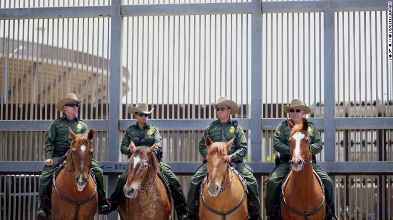 Agentes fronterizos en una patrulla a caballo cerca de San Ysidro durante la visita de Jeff Sessions. Se están intensificando las acciones contra todos los que cruzaron la frontera ilegalmente.
