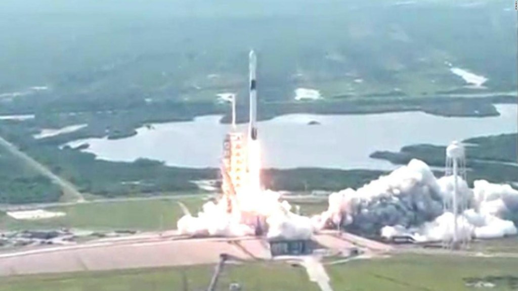 SpaceX lanzó un cohete capaz de transportar humanos