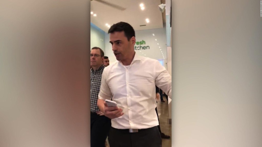 Hombre amenaza a empleados por hablar español: "Mi próxima llamada será a ICE"