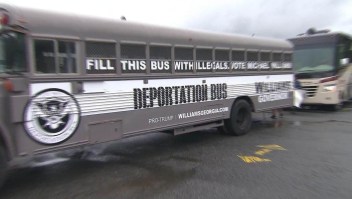 Entramos al controvertido "Autobús de la deportación"