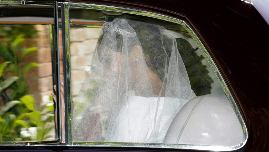 Meghan Markle deja Cliveden House Hotel en Taplow, cerca de Londres, Inglaterra, el sábado 19 de mayo de 2018 antes de su ceremonia de boda con el príncipe Enrique en la Capilla de San Jorge en el Castillo de Windsor. (AP Photo/Tim Ireland)