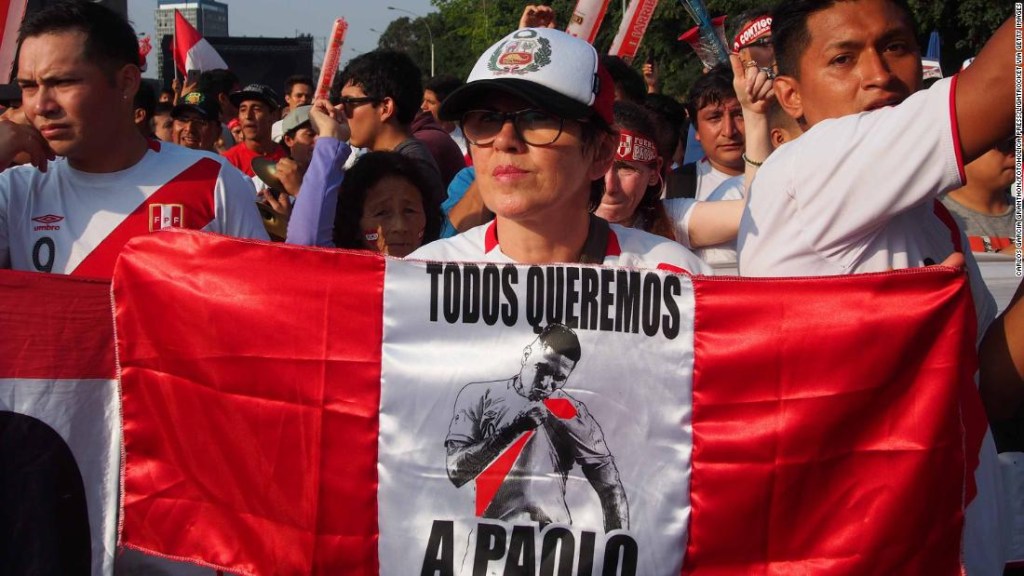 Miles de personas tomaron las calles de Lima en protesta, culminando en una muestra de unidad en el Estadio Nacional. (Crédito: Carlos Garcia Granthon/Fotoholica Press/LightRocket via Getty Images)