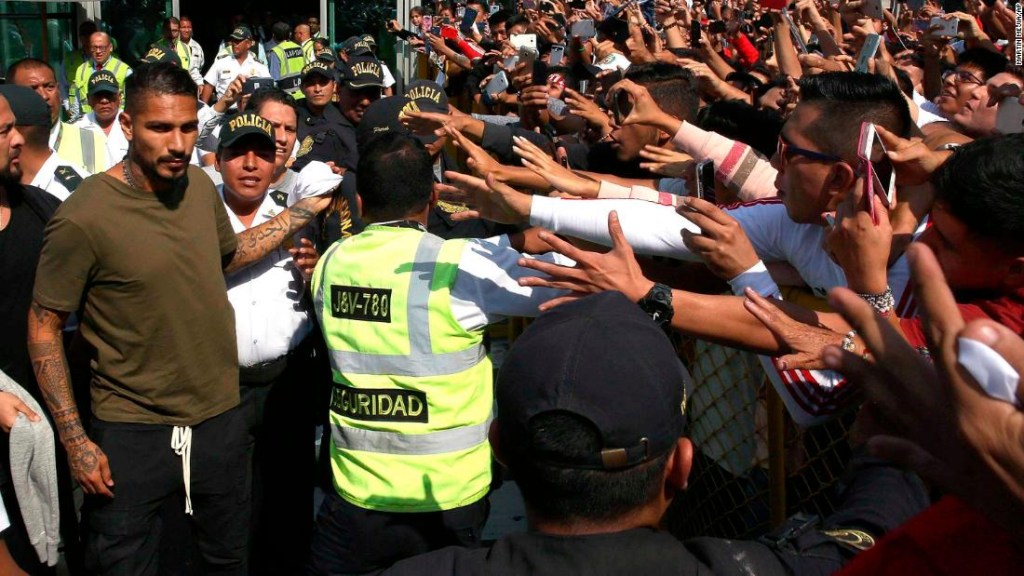 El capitán de Perú, Paolo Guerrero, a la izquierda, es recibido por los fanáticos cuando llega a Lima, Perú. (Crédito: AP Photo/Martin Mejia)