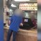 Hombre grita a empleada de origen hispano en restaurante en Texas