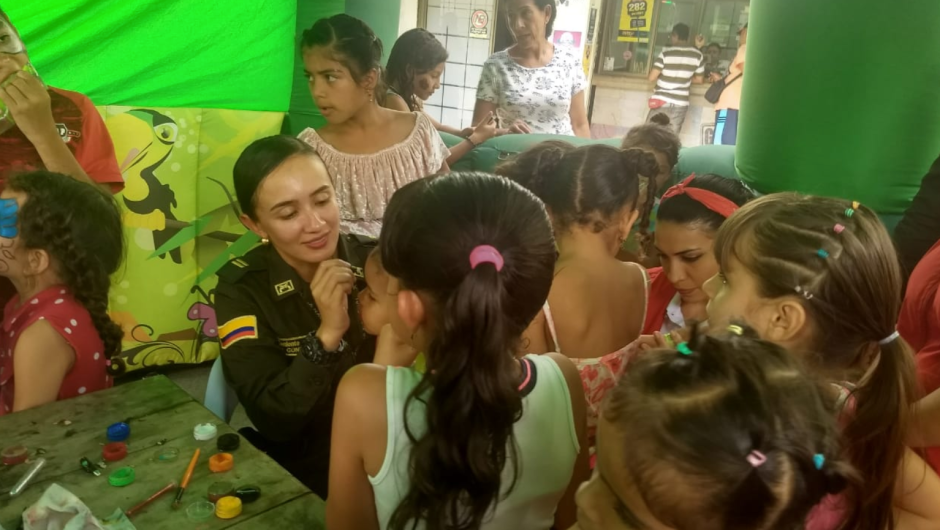 La Policía de la Infancia de Antioquia viajó hasta Valdivia para prestar atención a los niños evacuados por la crisis. (Crédito: Gobernación de Antioquia)