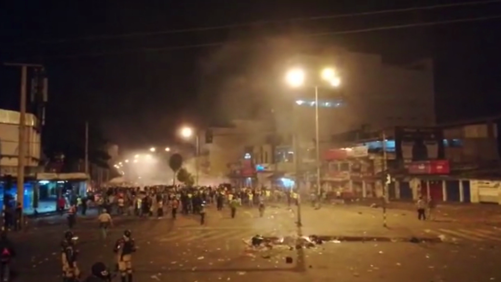 30 policías resultan heridos durante el desalojo de un mercado en Santa Cruz, Bolivia