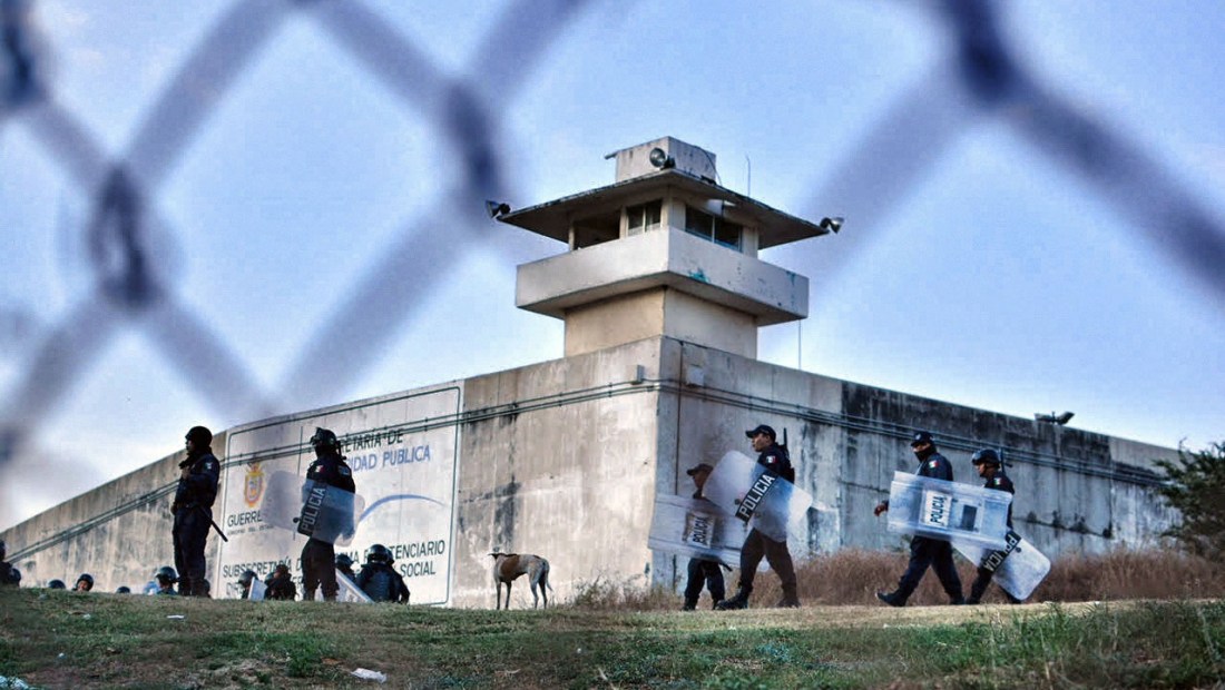 La policía participa en una operación fuera de una prisión en Acapulco, estado de Guerrero, México, el 15 de diciembre de 2017, luego de que las autoridades de la prisión decidieran trasladar a ocho reclusos que causaron problemas en la prisión. (Crédito: FRANCISCO ROBLES/AFP/Getty Images)