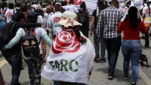 Marcha del 1 de mayo en Medellín con miembros del partido político FARC. (Crédito: JOAQUIN SARMIENTO/AFP/Getty Images)