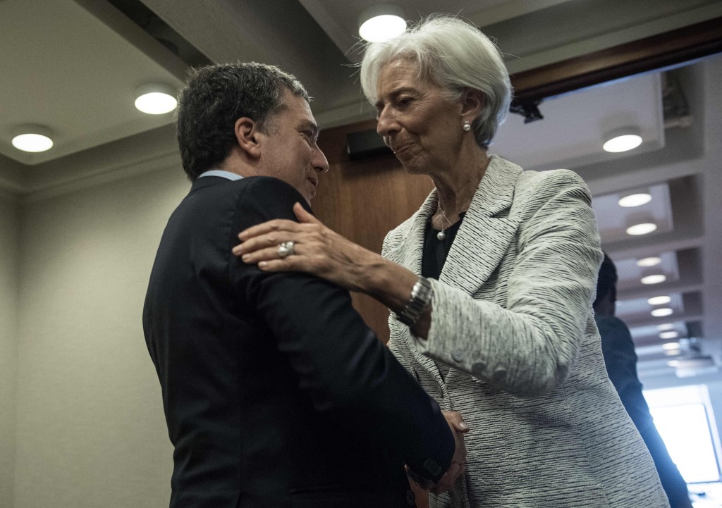 Christine Lagarde saluda al ministro de Hacienda de Argentina durante las negociaciones entre el país y el organismo. (Crétido: NICHOLAS KAMM/AFP/Getty Images)