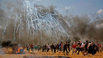 Palestinos huyen del gas lacrimógeno durante enfrentamientos con fuerzas de seguridad israelíes cerca de la frontera entre Israel y la Franja de Gaza, al este de Jabalia el 14 de mayo de 2018. Crédito: MOHAMMED ABED / AFP / Getty Images