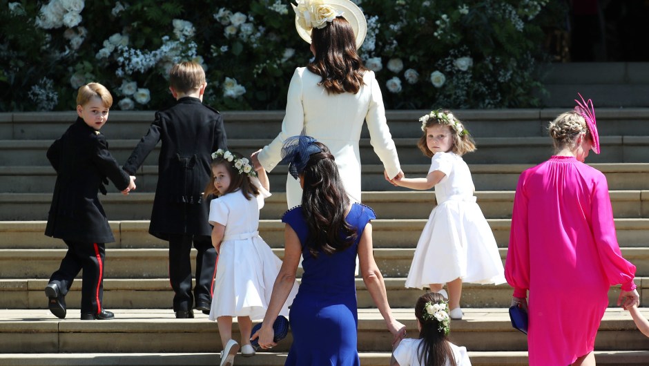 Katalina Middleton, duquesa de Cambridge, llega a la ceremonia junto a sus hijos y damas que acompañan a los novios. (Crédito: ANE BARLOW/AFP/Getty Images)
