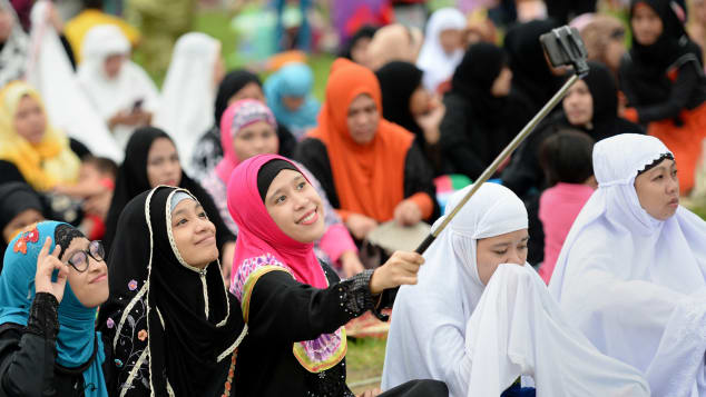 Jóvenes musulmanes toman una "selfie" antes de las oraciones del viernes para marcar el final del Ramadán el año pasado en Manila, Filipinas. (Crédito: TED ALJIBE/AFP/Getty Images)