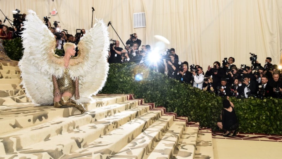 Katy Perry parece angelical con alas en la alfombra roja.