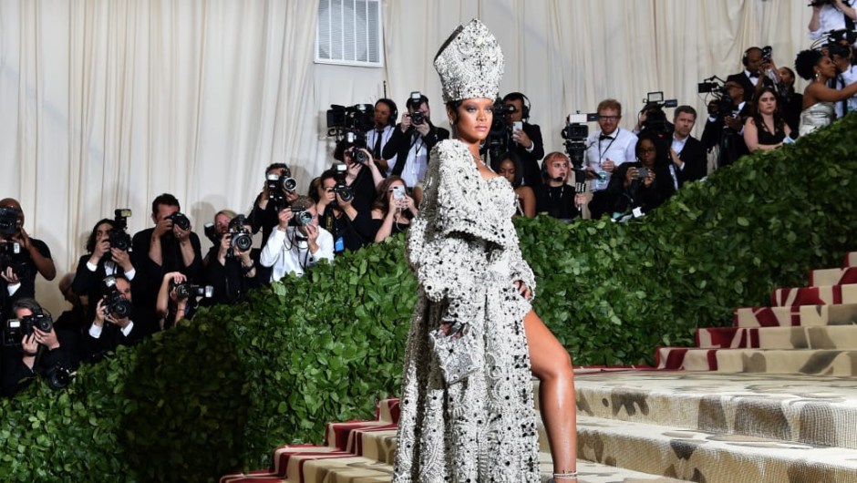 Rihanna usa un conjunto inspirado en el papa, que incluye una mitra enjoyada. La cantante copresidió el evento con Anna Wintour, Donatella Versace y Amal Clooney.