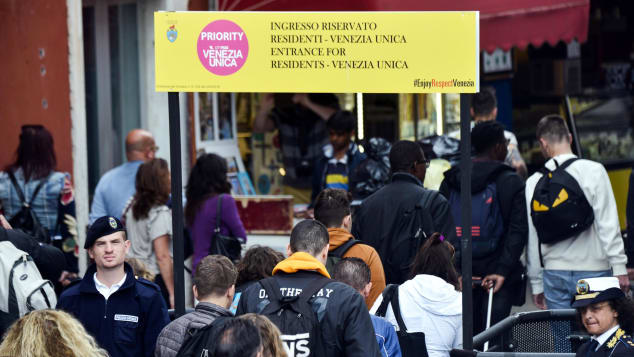 Los ciudadanos y turistas de Venecia pasan por los torniquetes en el fin de semana del Primero de Mayo, lo que limita la aglomeración de turistas.