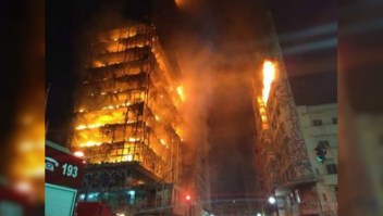 Incendio en Sao Paulo arrasa edificio de apartamentos
