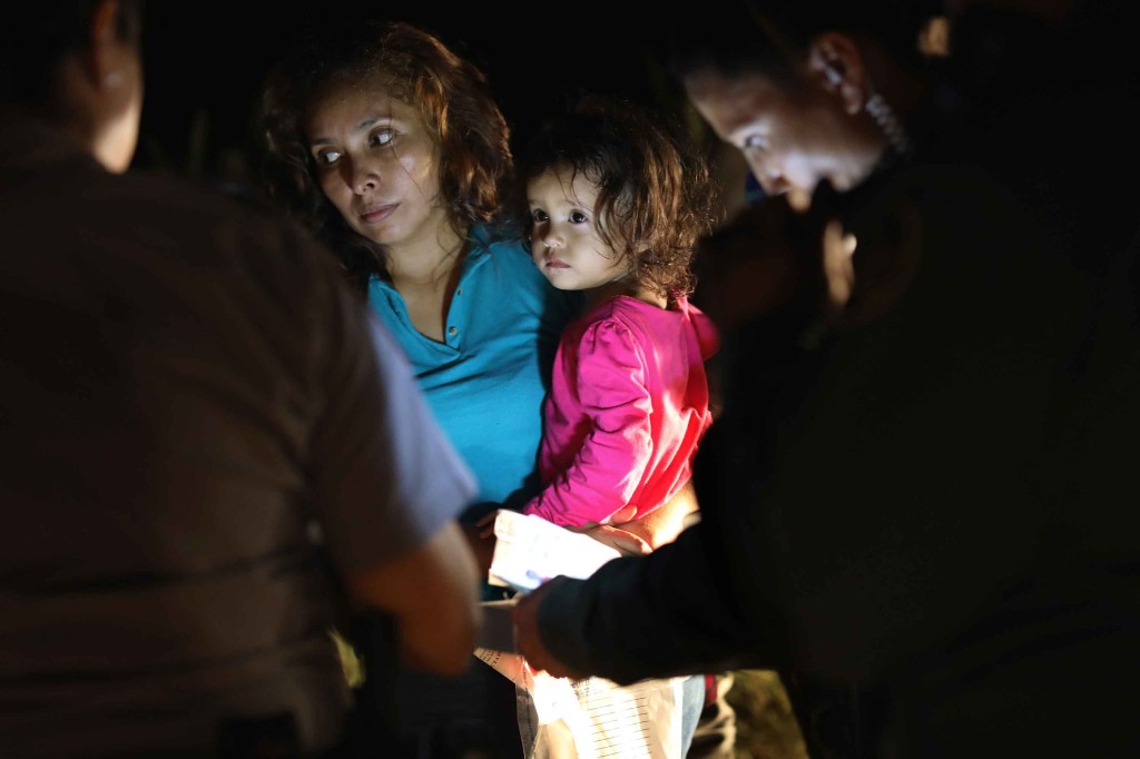 La niña hondureña y su madre son llevadas bajo custodia. (Crédito: John Moore/Getty Images)