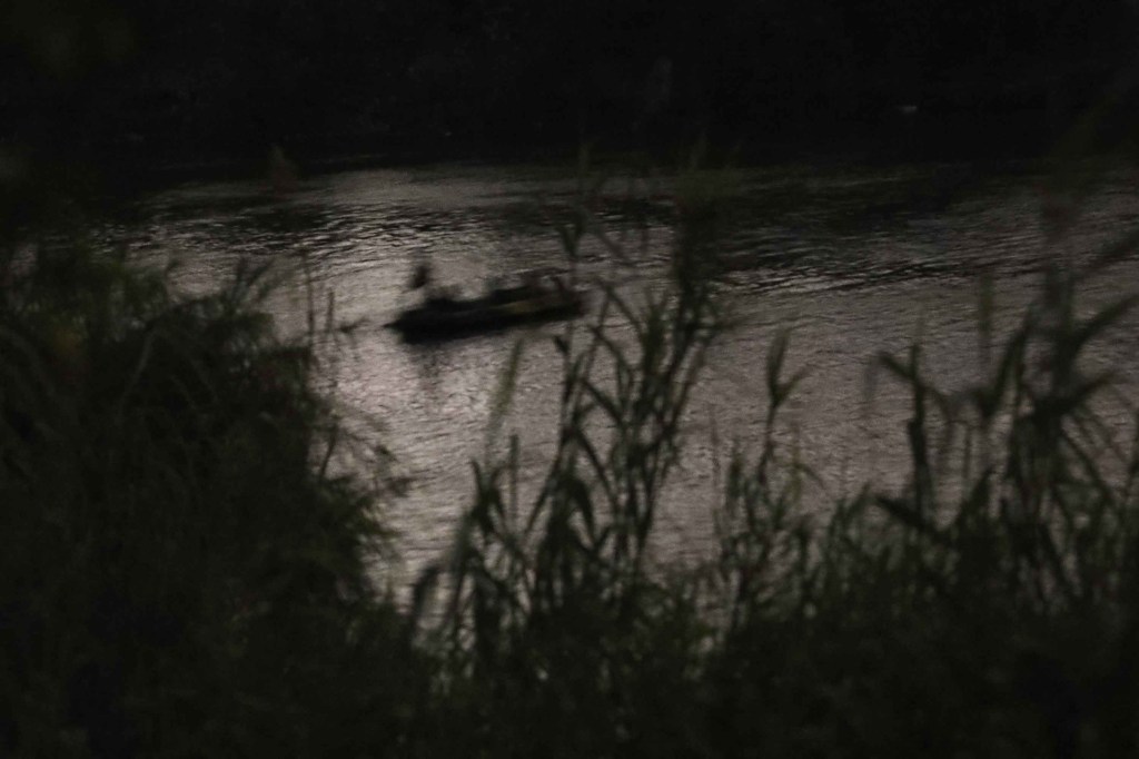 Un grupo de inmigrantes centroamericanos navega en balsa por el Río Grande desde México. Más tarde fueron detenidos por agentes de la Patrulla Fronteriza y enviados a un centro de procesamiento. (Crédito: John Moore/Getty Images)