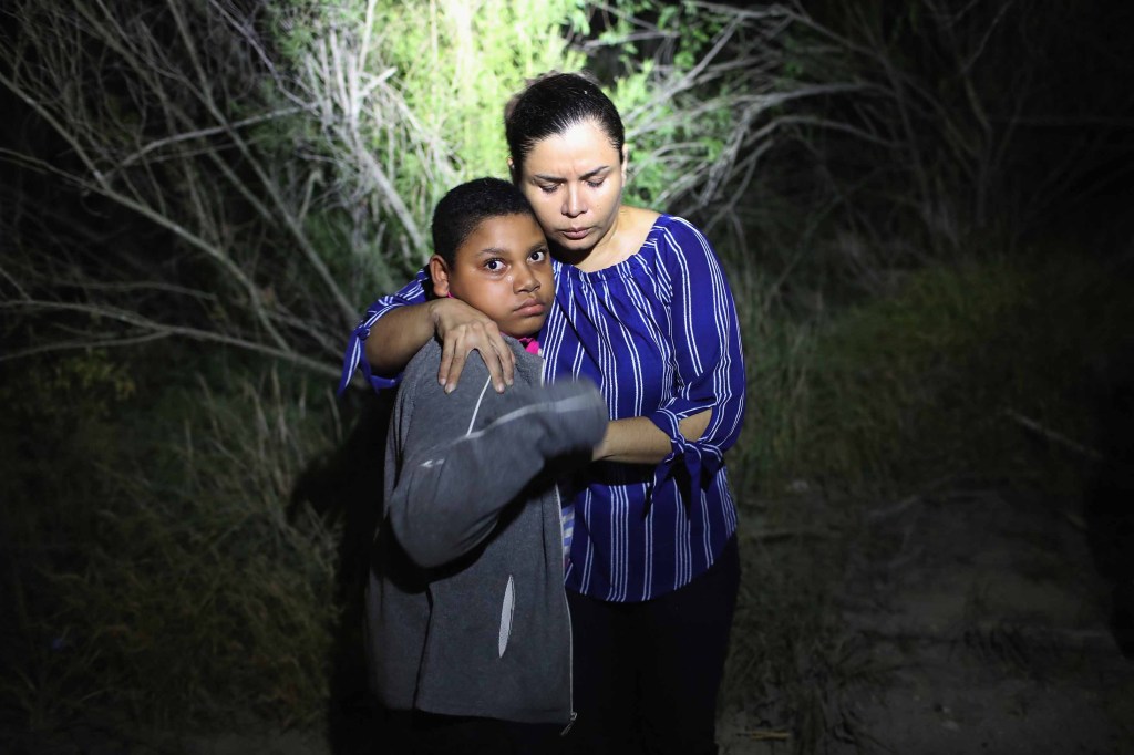 El foco golpea a una madre y su hijo cerca de la frontera el 12 de junio. (Crédito: John Moore/Getty Images)